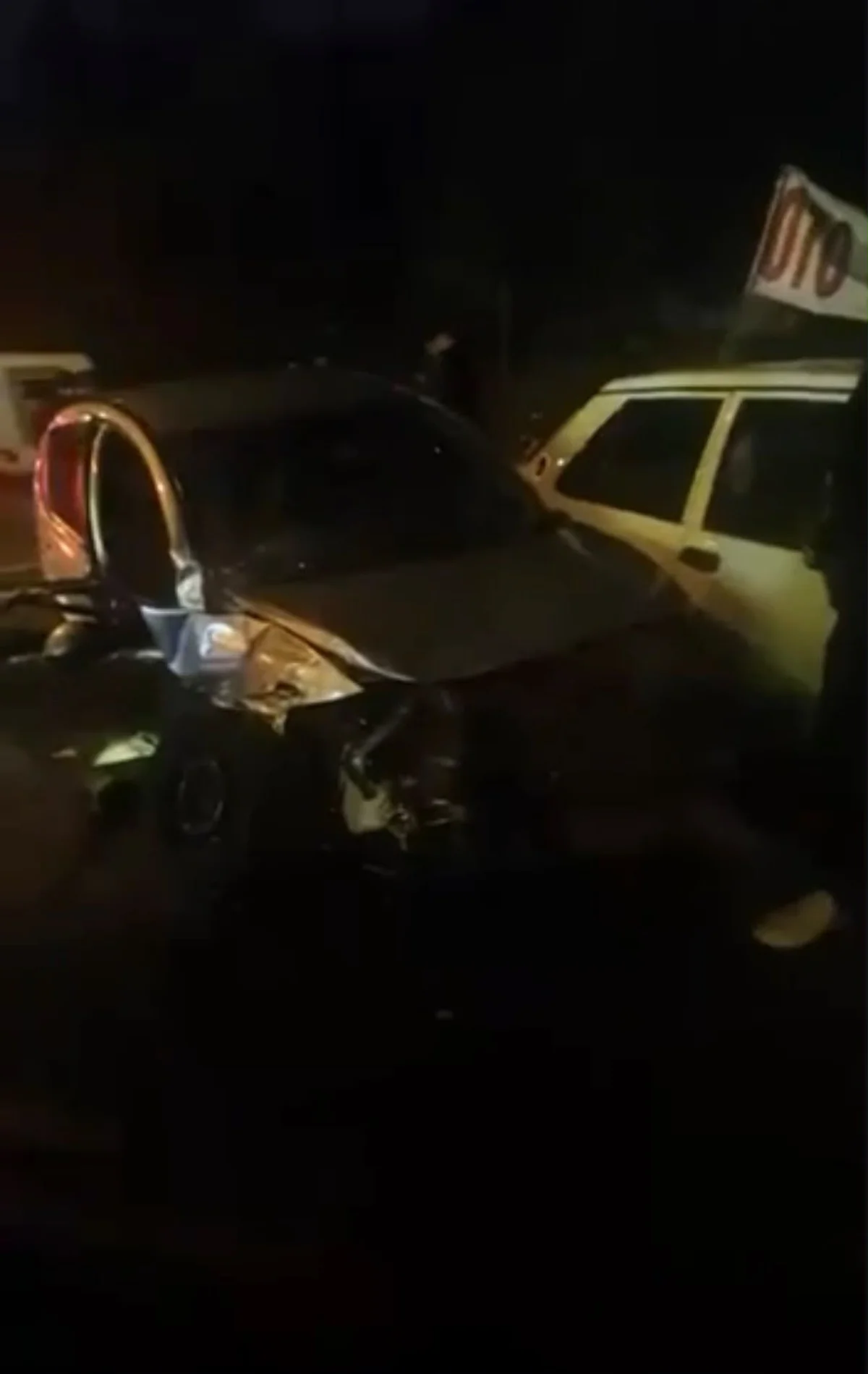 Sarıyer'de savrulan otomobil 6 park halindeki araca çarptı, 1'i ağır 3 kişi yaralandı