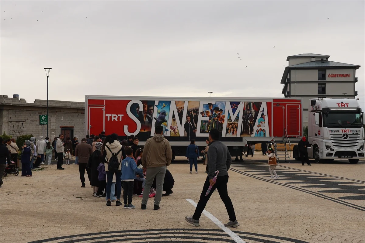TRT Mobil Sinema Tırı, Iğdır'da çocuklara yağmura rağmen sinema keyfi sundu
