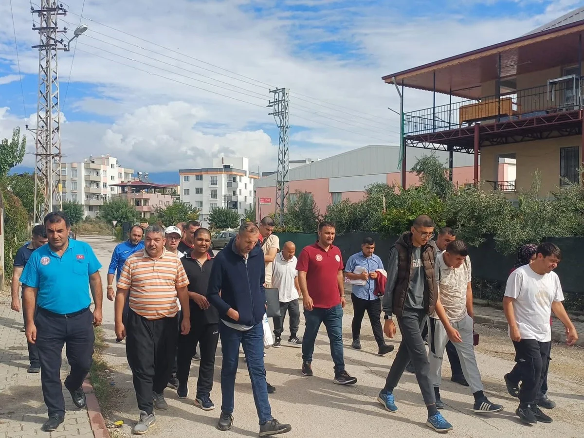 Adana'da Umut Evleri'ndeki özel bireyler Dünya Yürüyüş Günü'nde yürüyüp koştu