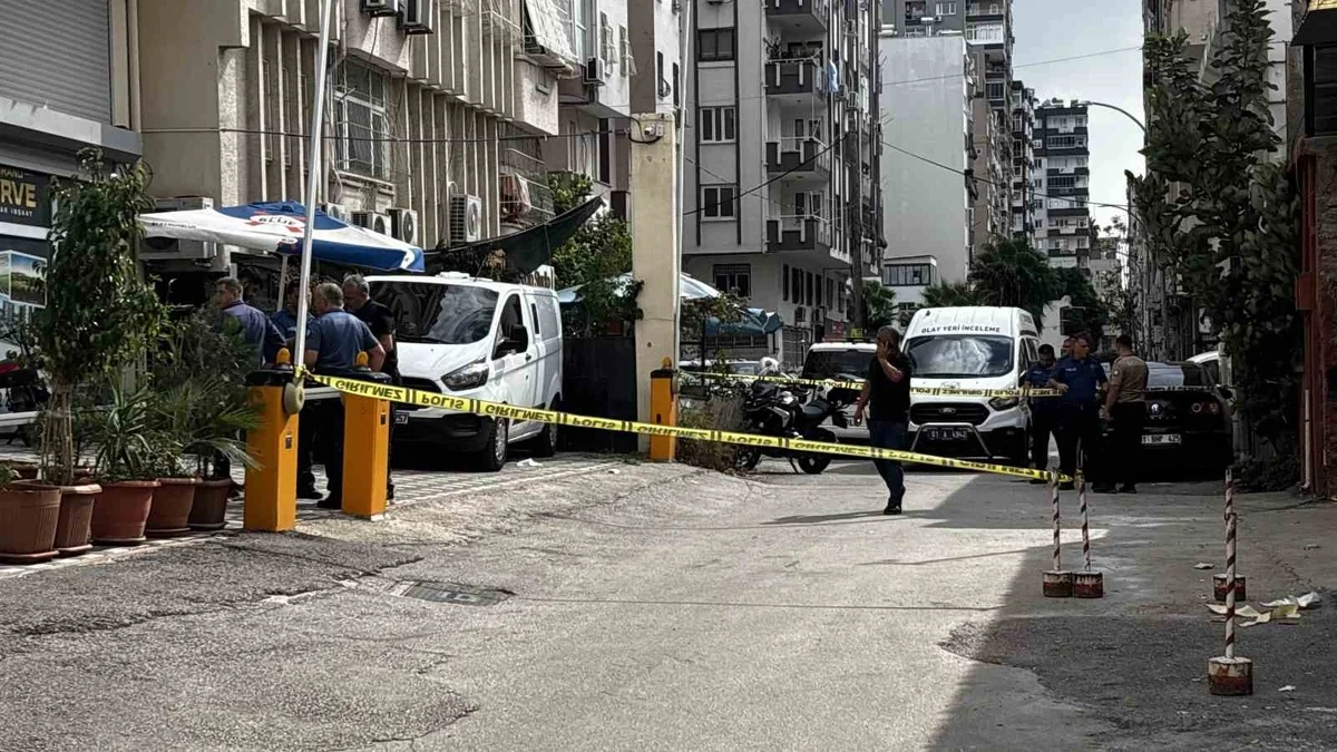 Adana Seyhan'da iş yeri önünde 2 kişiye ateş açıldı, 1 kişi öldü, 1 kişi yaralandı