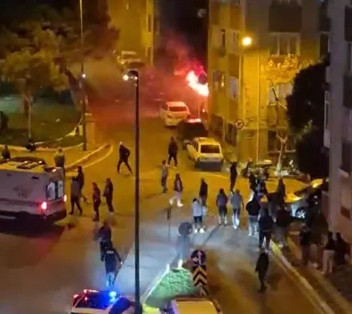Bandırma’da 4 katlı apartmanın birinci katındaki dairede meydana gelen patlama sonrası yangın çıktı. (Foto: DHA)