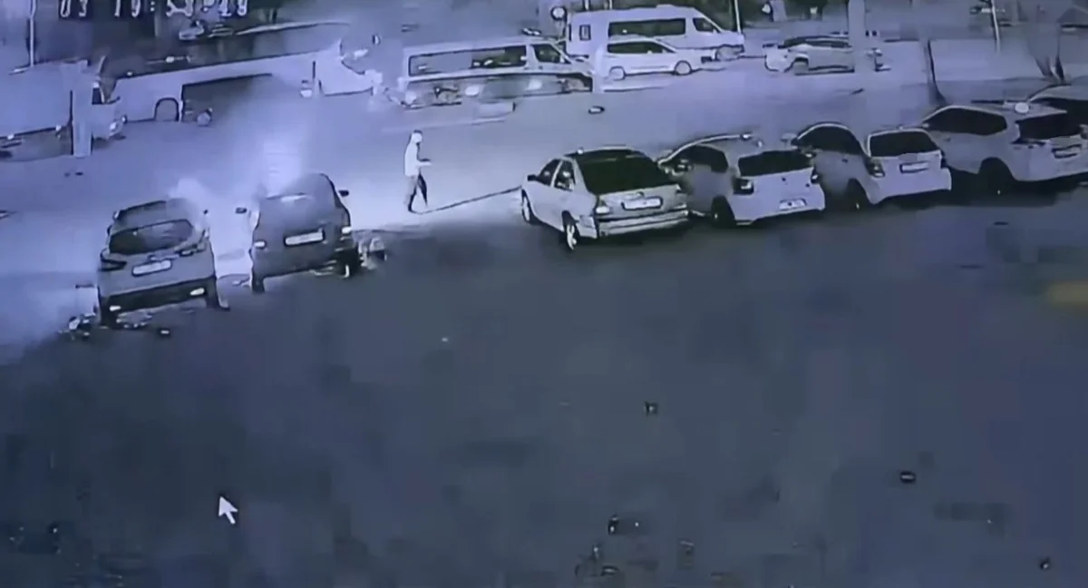 Benzin bidonlu saldırı kamerada! Galeriye girdi, araçları sıra sıra yaktı, kundaklama anı kamerada