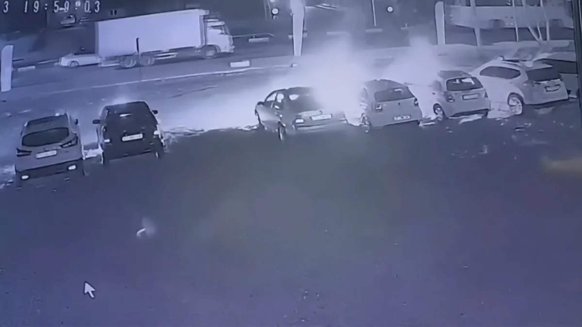 Benzin bidonlu saldırı kamerada! Galeriye girdi, araçları sıra sıra yaktı, kundaklama anı kamerada