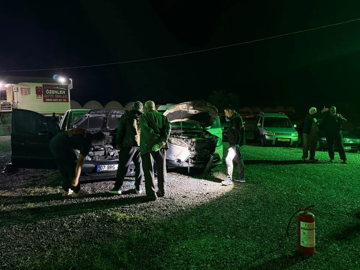 Benzin bidonlu saldırı kamerada! Galeriye girdi, araçları sıra sıra yaktı, kundaklama anı kamerada