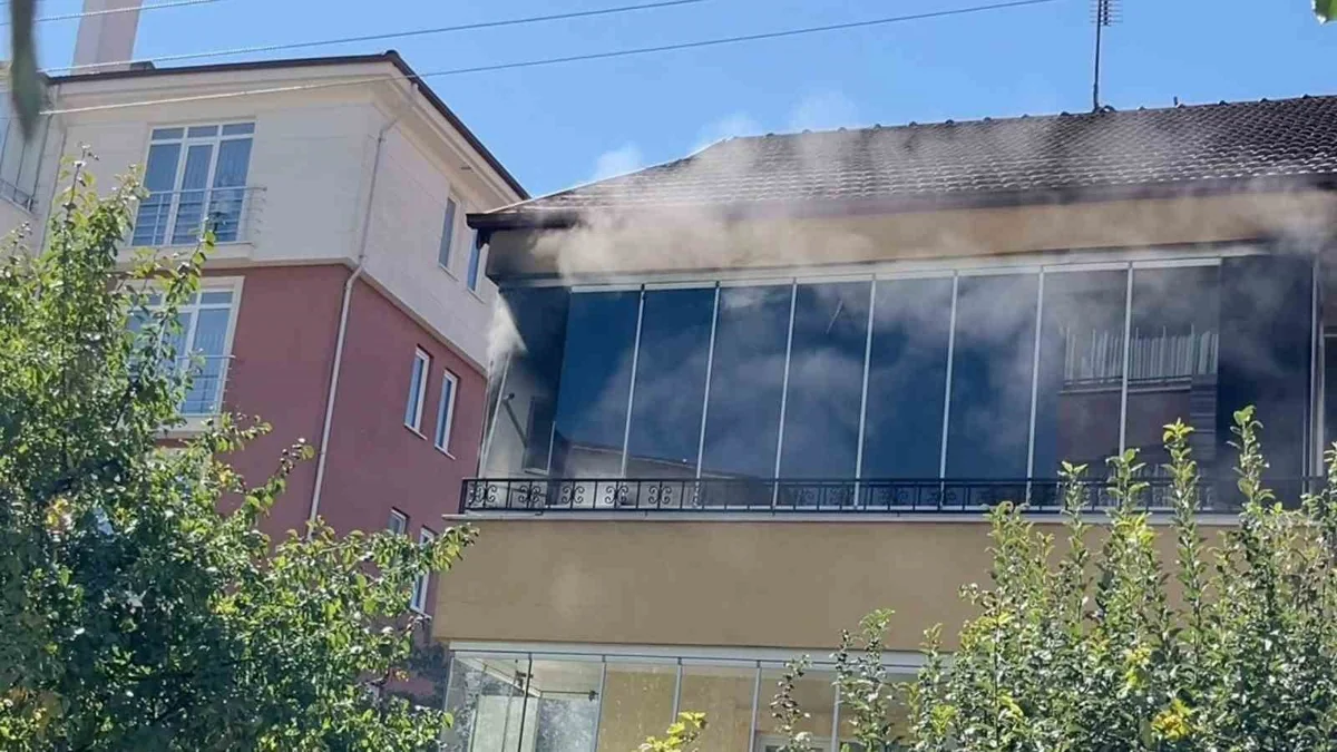 Bolu'da balkondaki elektrik yangını itfaiye evin içine sıçramadan kontrol altına aldı