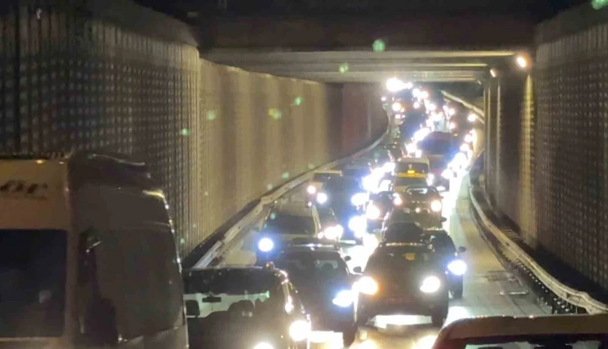 Bursa'da sürücünün kontrolünü kaybettiği araç bariyerlere çarptı, 2 kişi yaralandı