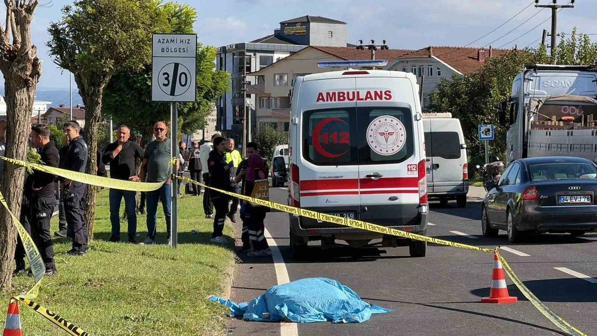 Düzce'de motosikletin çarptığı yaya yaşamını yitirdi, sürücü ağır yaralandı.