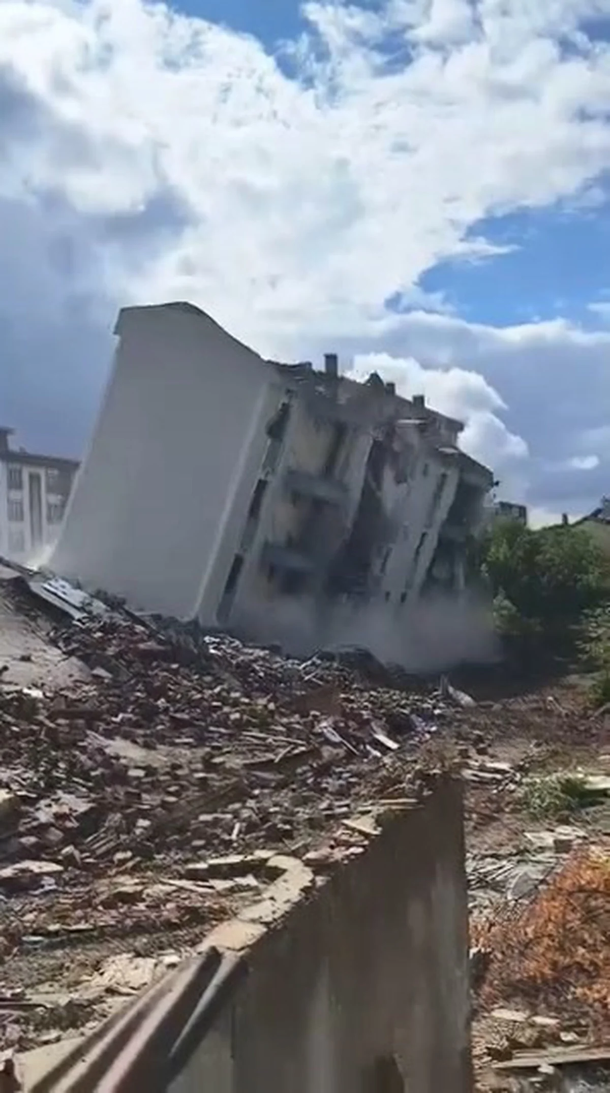 Elazığ'da depremde ağır hasar alan 5 katlı bina, iş makinesi dokununca çöktü