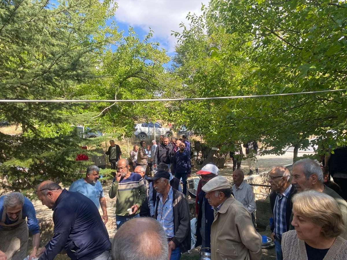 Elazığ Keban'da köylüler kaynak kurumasın diye 234 yıllık gelenekle kurban kesti
