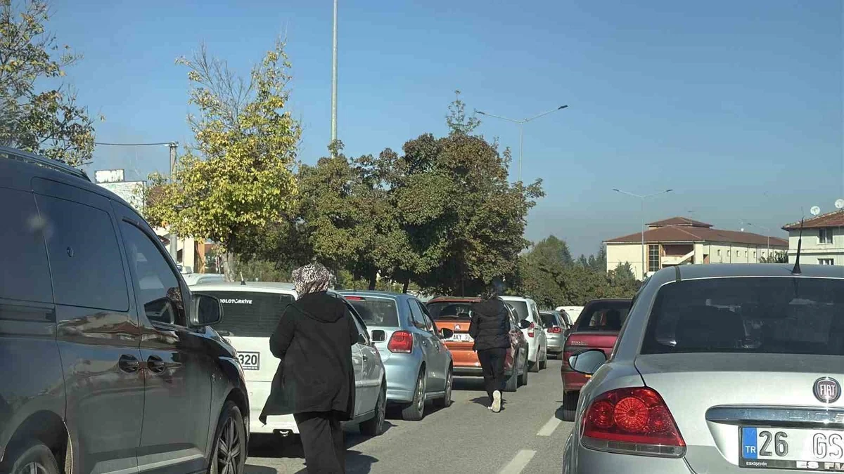Eskişehir'de KPSS adayları Odunpazarı'nda trafikte araçlarından inip koştu