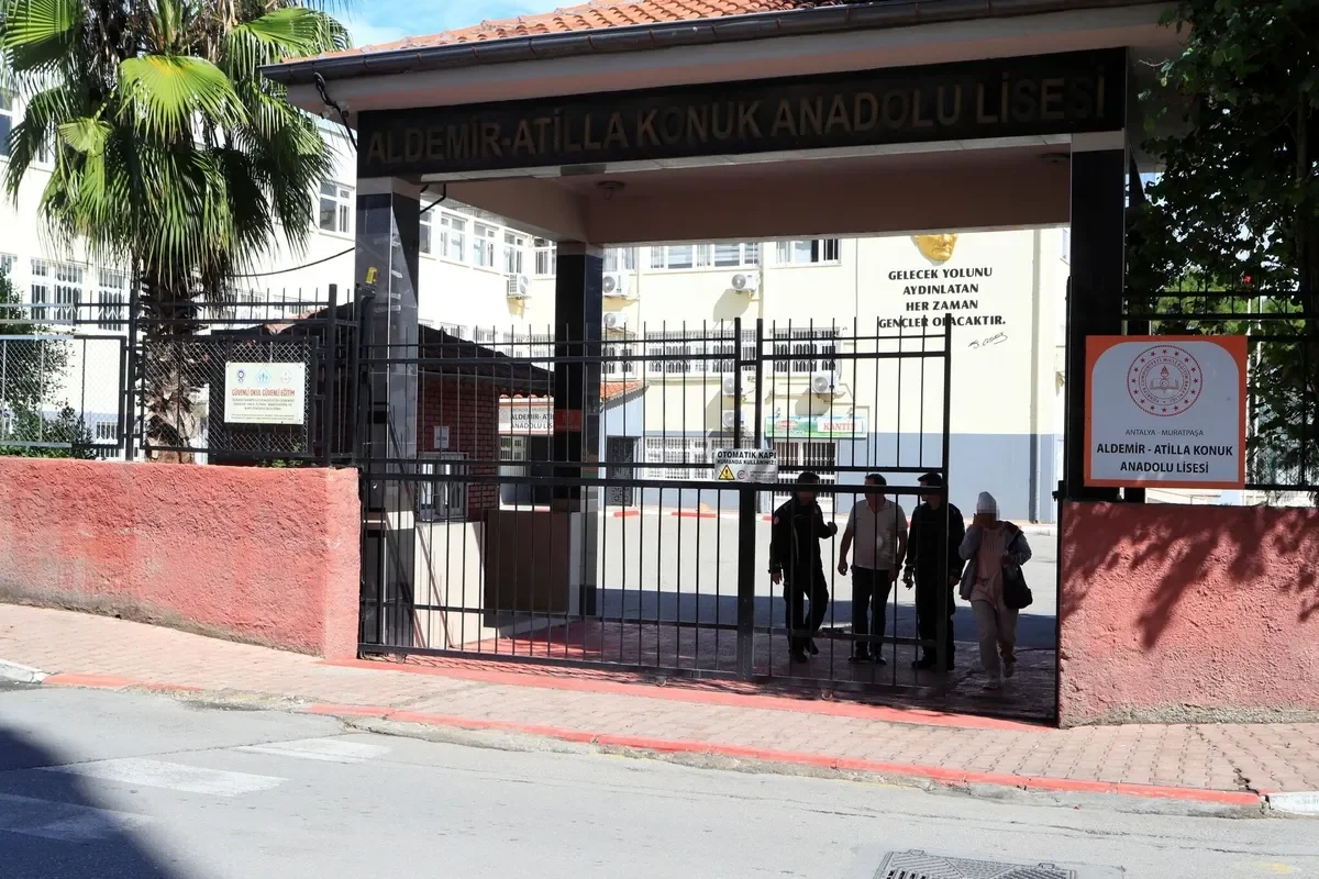 İtfaiye ekiplerinin müdahalesiyle okulda mahsur kalan kadın dışarı çıkarıldı. (Foto: İHA)