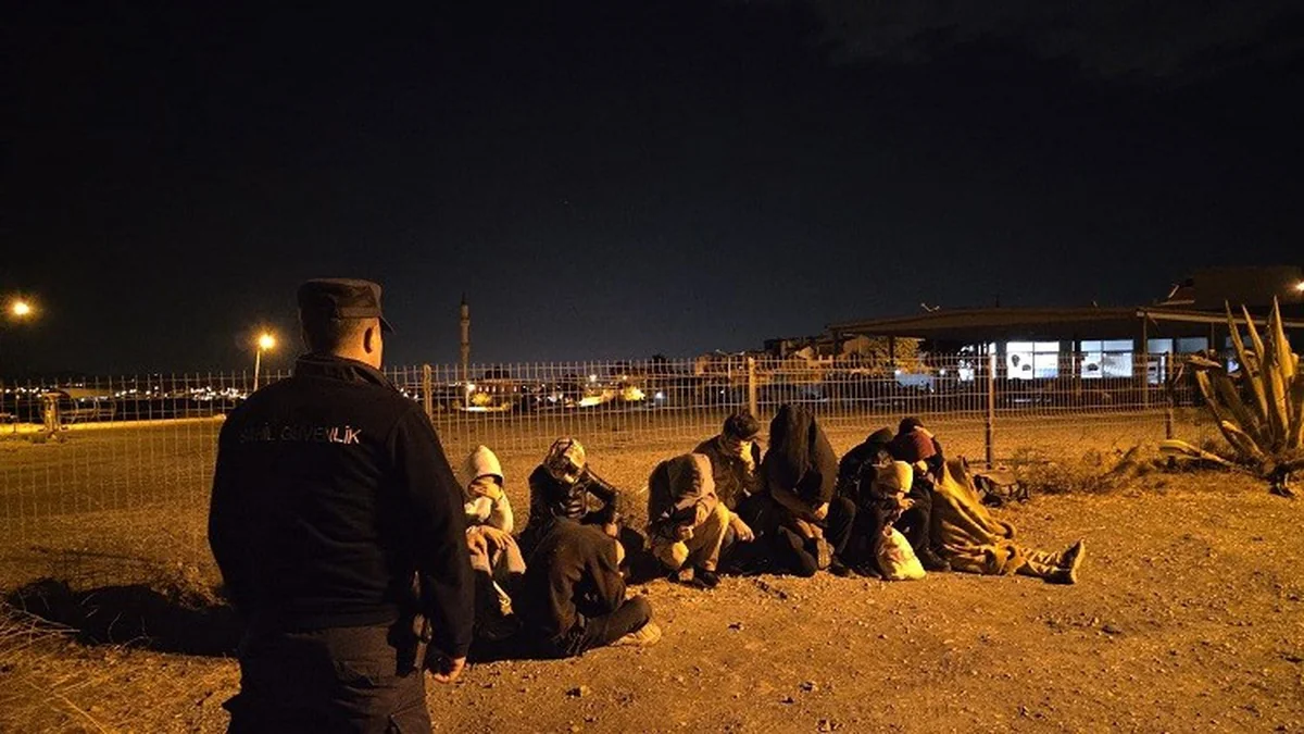 İzmir Seferihisar'da Sahil Güvenlik, 8'i çocuk 15 düzensiz göçmeni yakaladı