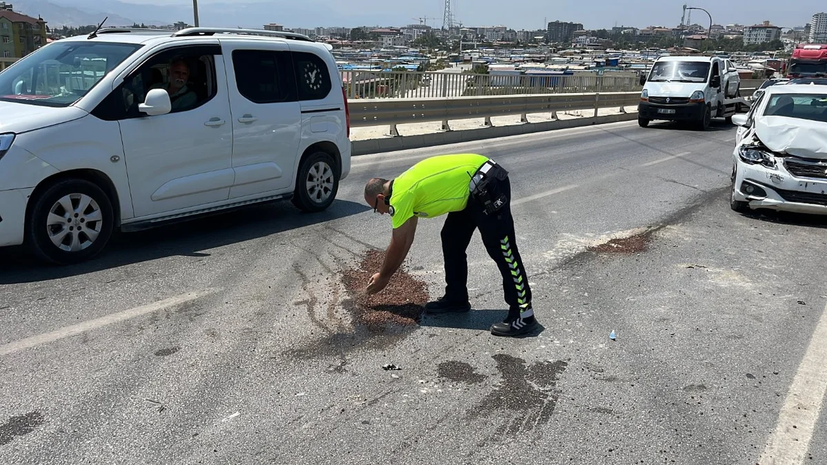 Kaza yerinde polisten takdir toplayan hareket! Yağ dökülen yola avuç avuç kum taşıdı