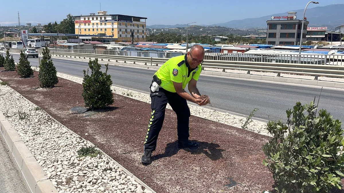 Kaza yerinde polisten takdir toplayan hareket! Yağ dökülen yola avuç avuç kum taşıdı