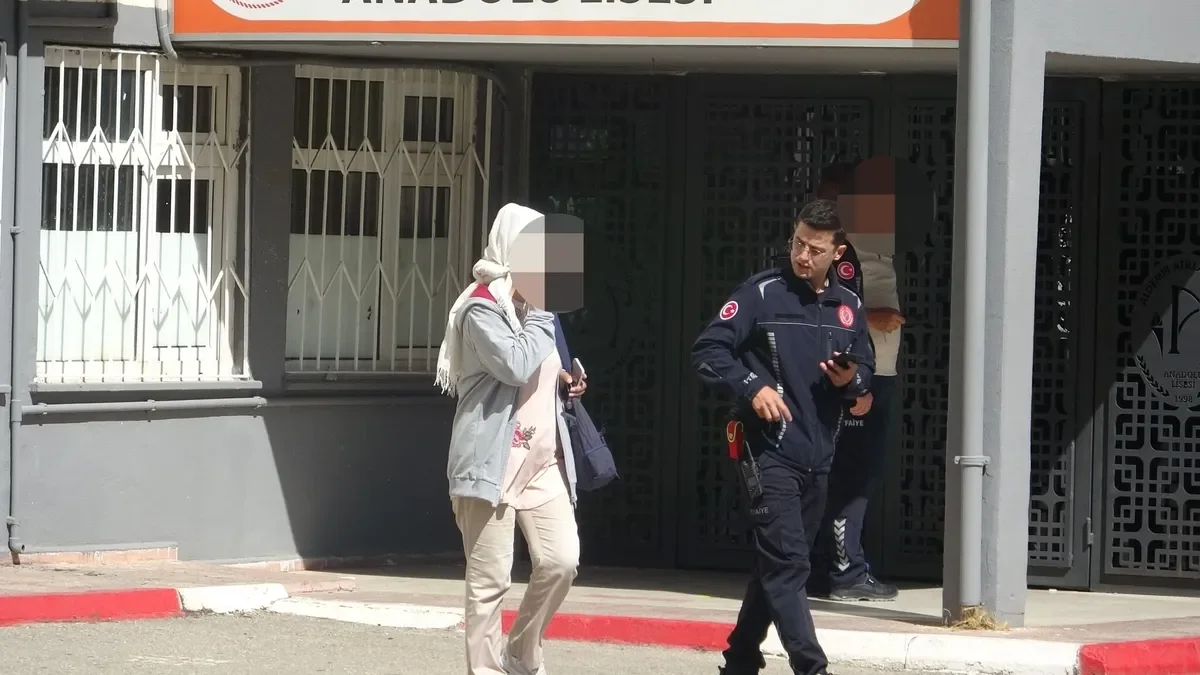 KPSS’nin yapıldığı okulda sınav sonrasında ilginç bir olay yaşandı. (Foto: İHA)