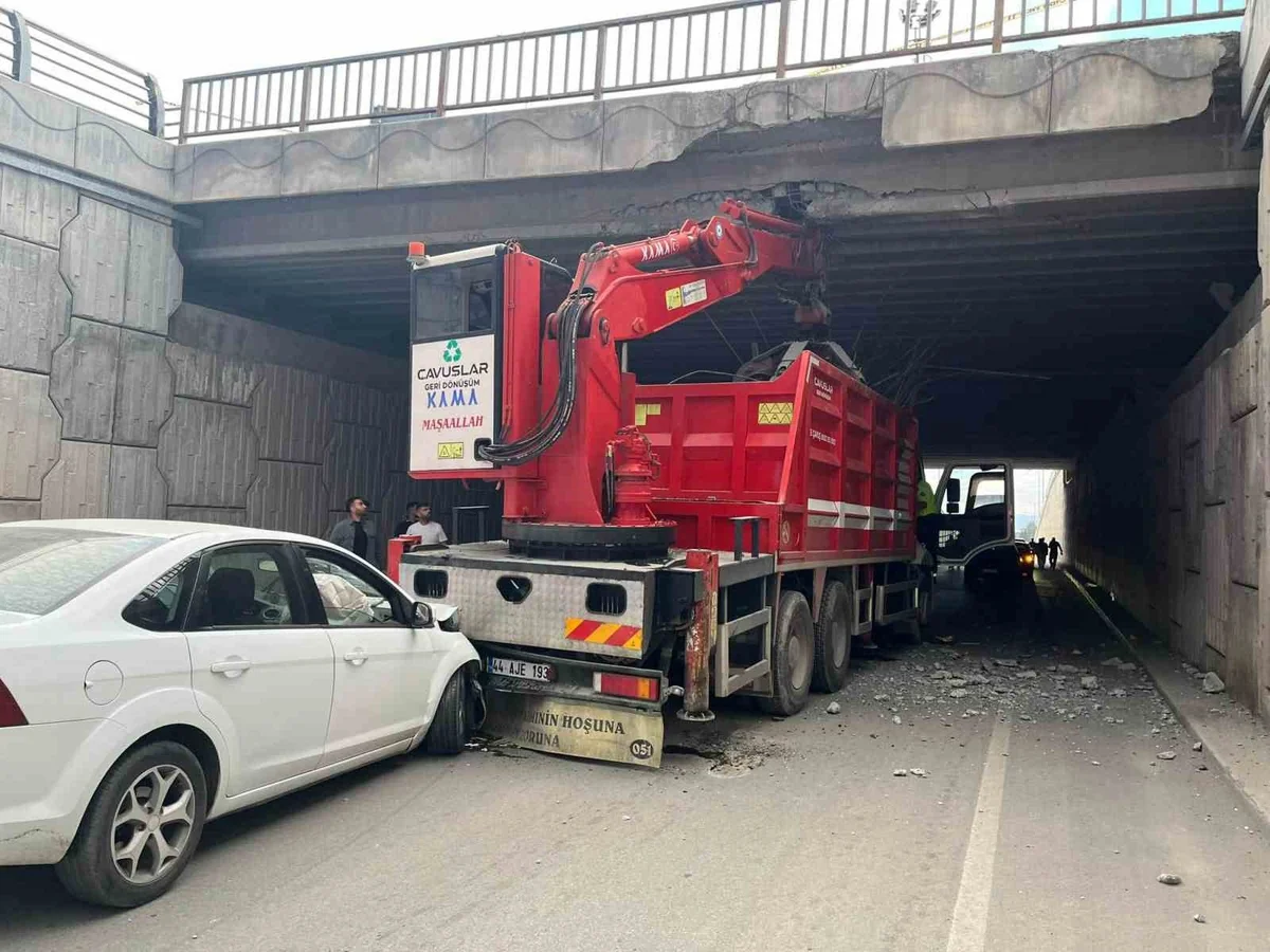 Malatya Yeşilyurt'ta vinç köprüye çarptı, otomobil de vince çarptı; 4 kişi yaralandı