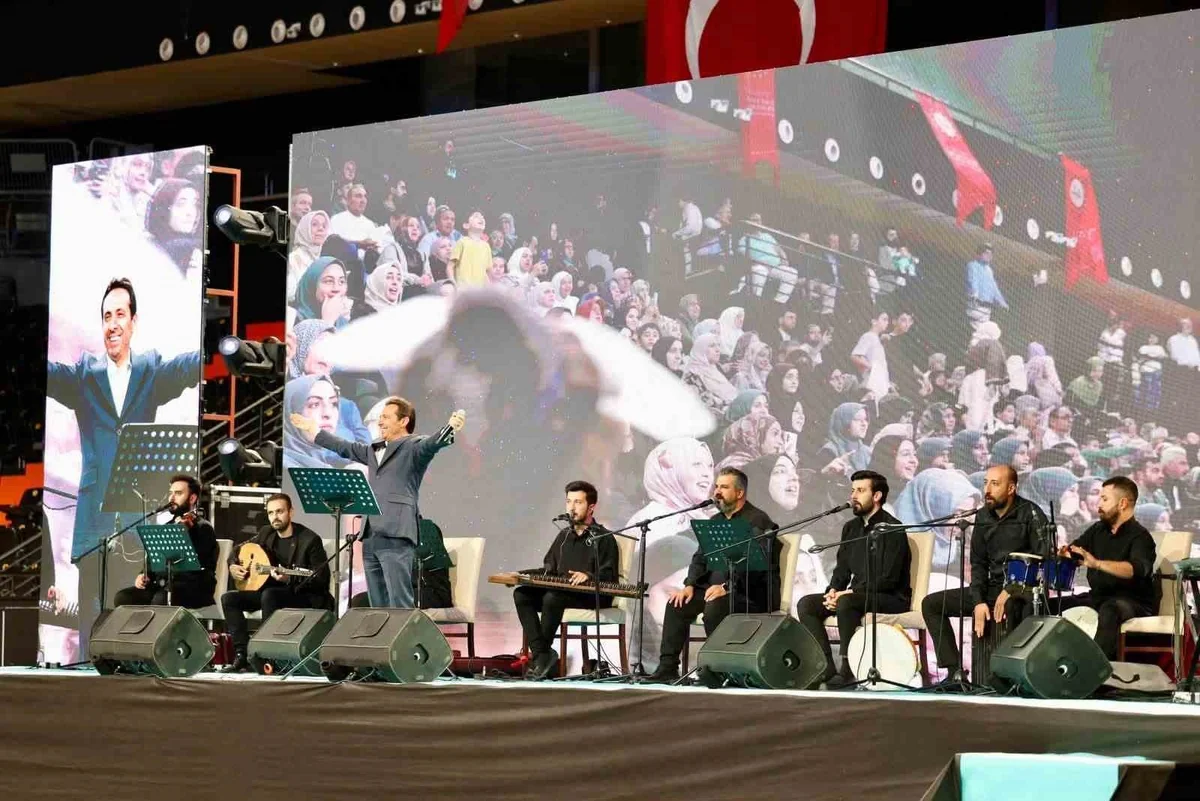 Mersin İl Müftülüğü'nün Naat Güldestesi'nde 63 naatın yer aldığı antoloji tanıtıldı