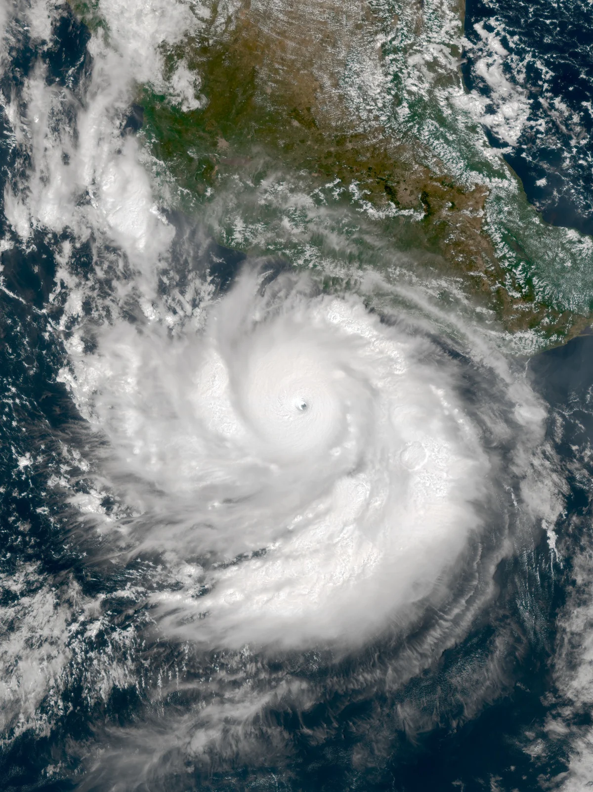 Nolo Kasırgası, Hawaii'nin batısında saatte 185 km rüzgarla kategori 3'e yükseldi.