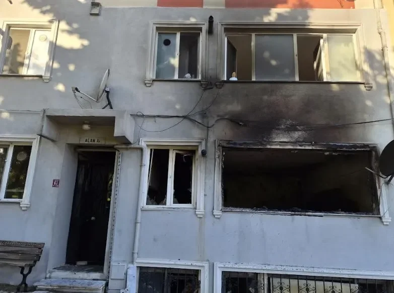 Patlamanın ardından çıkan yangında 2 daire kullanılamaz hale geldi. (Foto: DHA)