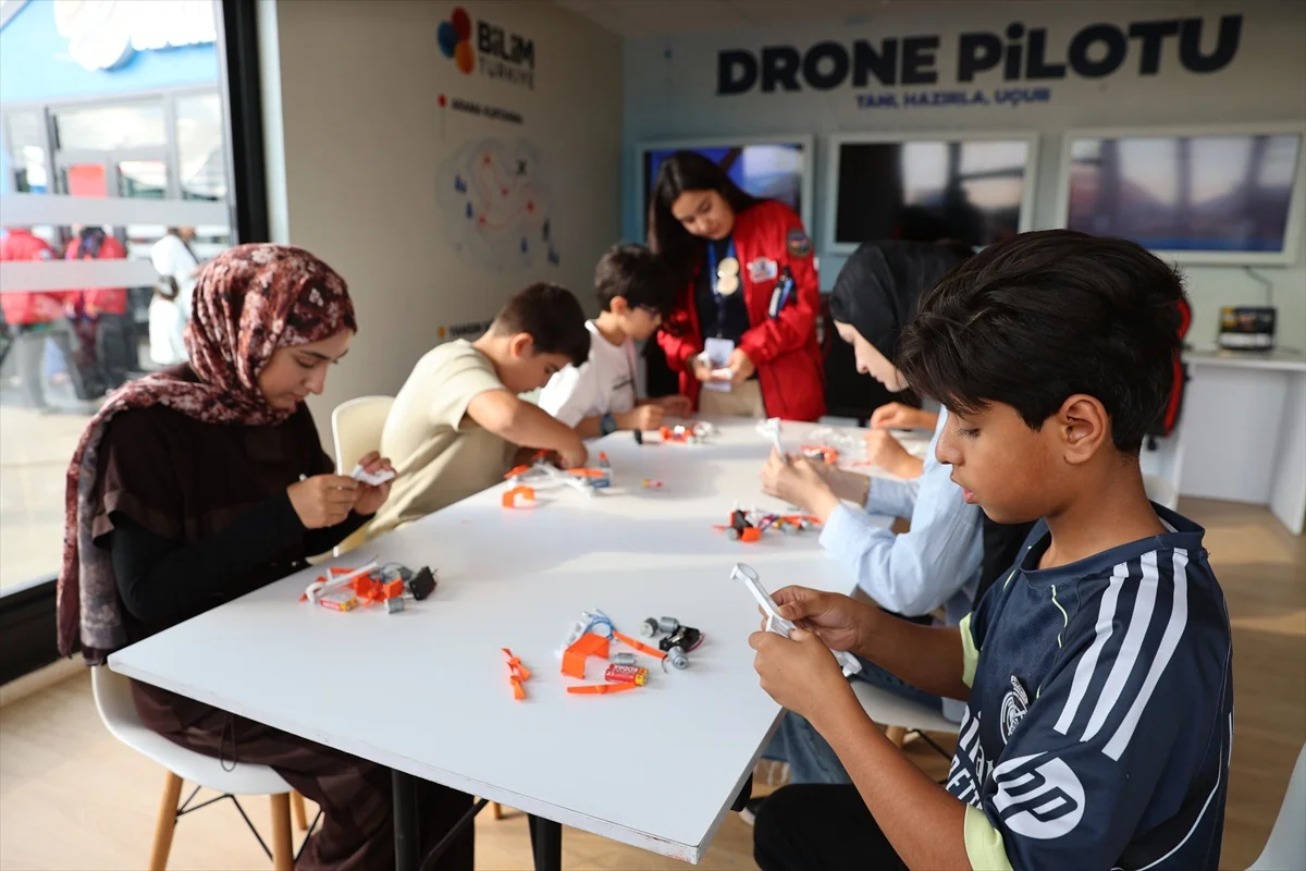Şanlıurfa'daki TEKNOFEST'te 12-18 yaşındaki gençler dronlarını monte edip uçuruyor