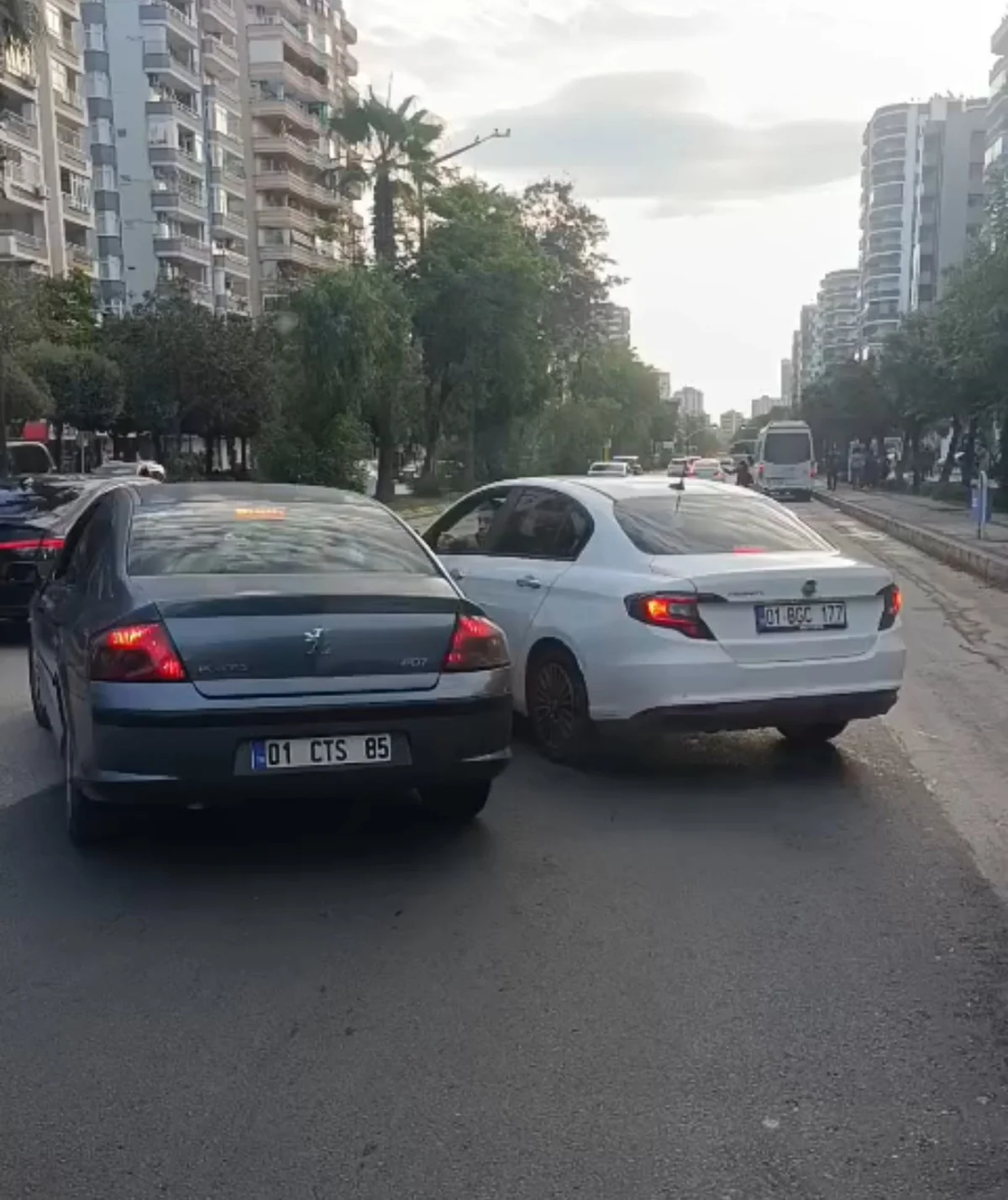 Adana'da iki sürücü, 180 bin lira ceza nedeniyle araçtan inmeden tartıştı