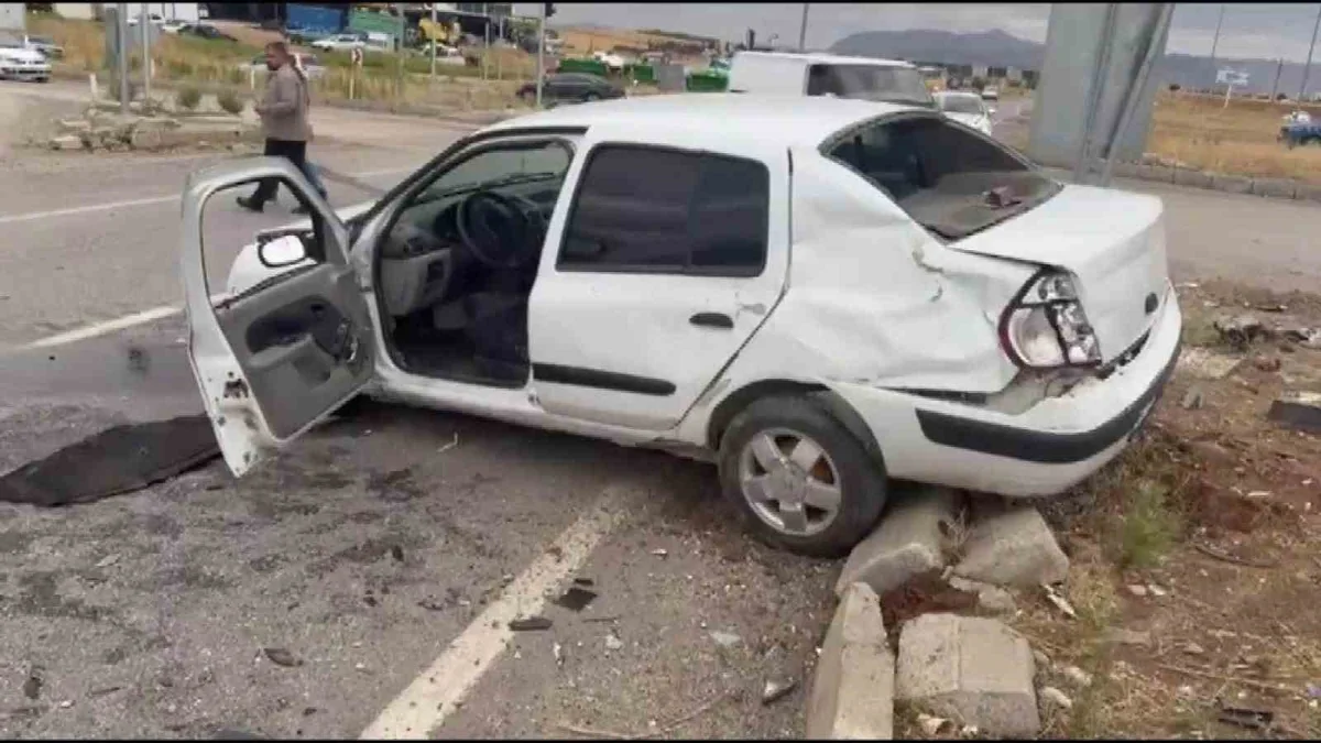 Adıyaman Kahta'da kafa kafaya çarpışan otomobillerde 5 kişi yaralandı