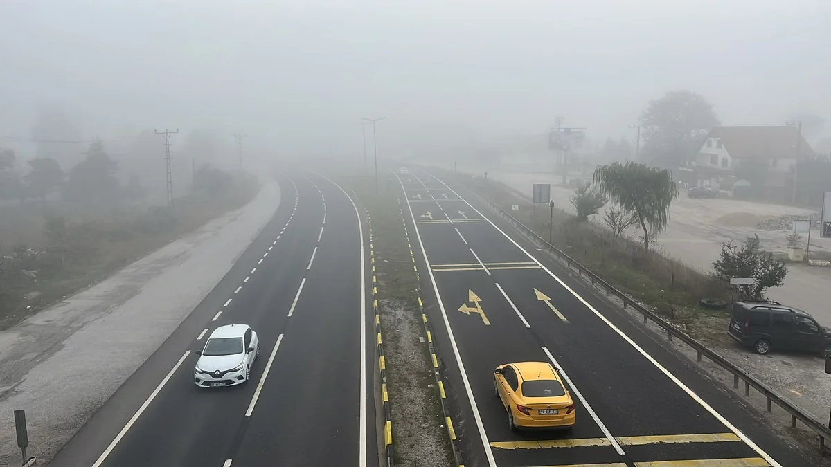 Bolu Dağı'nda D-100'de etkili sis görüş mesafesini 30 metreye düşürdü