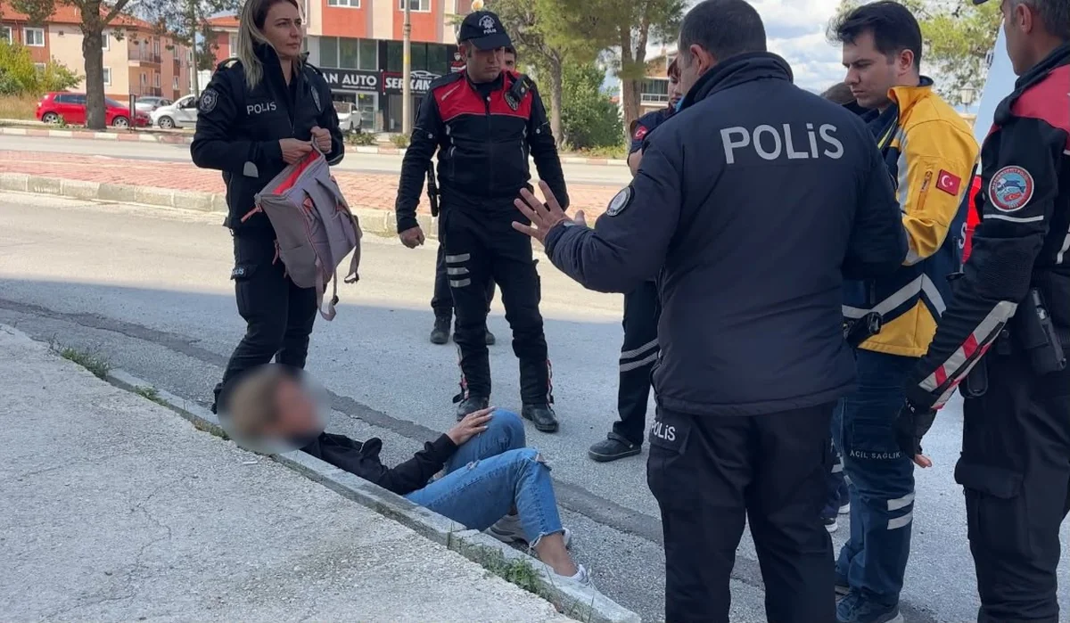 Burdur'da araçların önüne atlayan Ukrayna uyruklu kadın polise tekme atmaya çalıştı