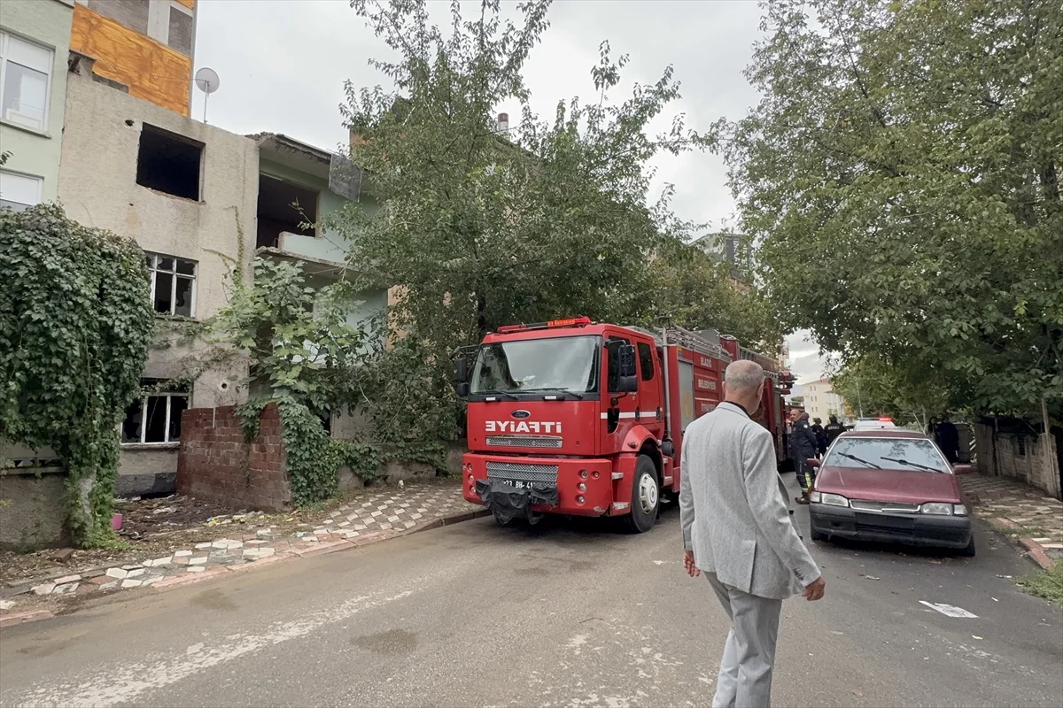 Elazığ'da metruk binanın 3. katında çıkan yangın itfaiye ekiplerince söndürüldü