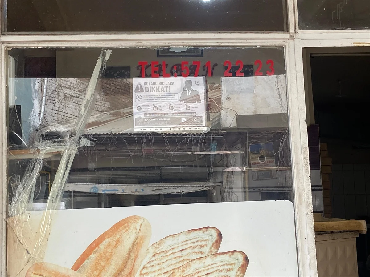 Elazığ Keban'da polis, telefon dolandırıcılığına karşı afiş asıp broşür dağıtıyor