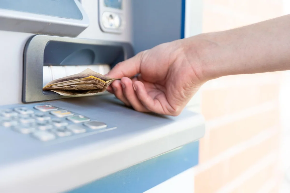 Hesabında 100 lira vardı! ATM'nin açığını bulunca milyoner oldu