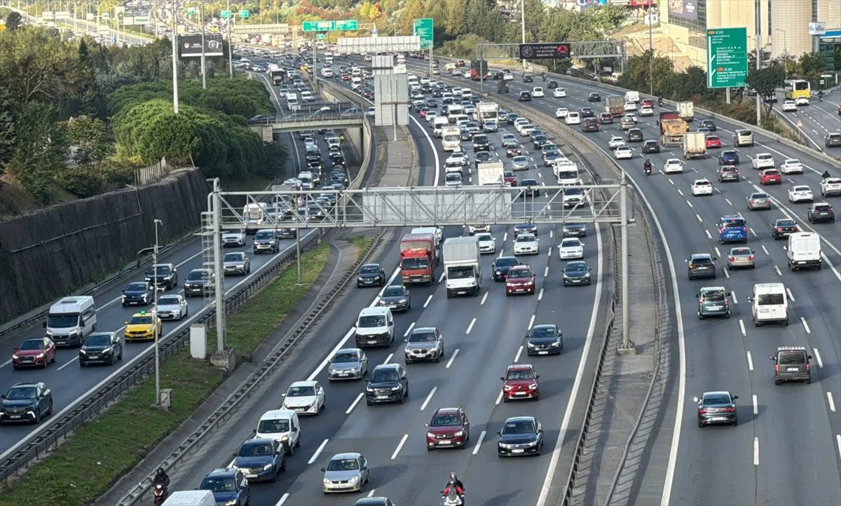 İstanbul'da sabah saatlerinde trafik yoğunluğu yaşanıyor