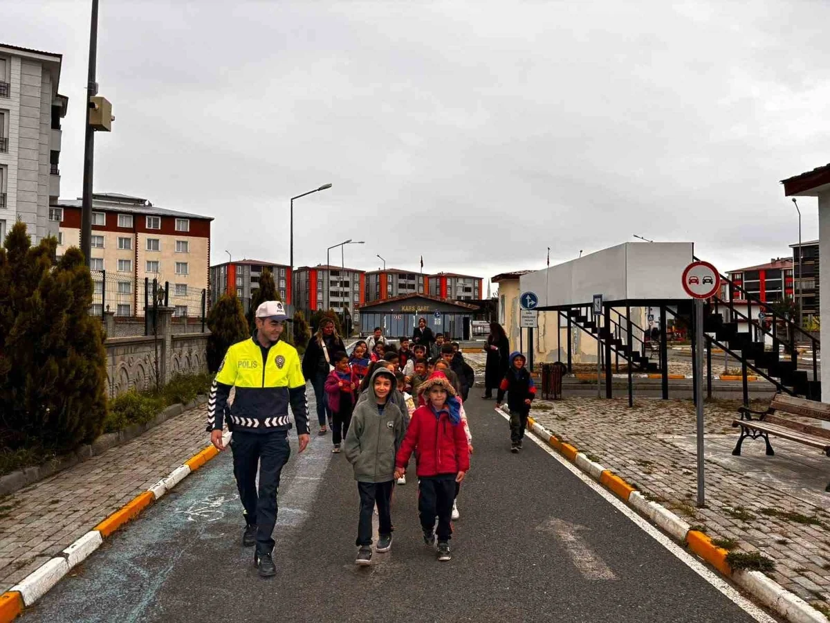 Kars'ta trafik polisleri Atatürk İlkokulu öğrencilerine güvenli trafik eğitimi verdi
