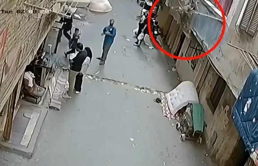 Mısır'da korku dolu anlar! İkinci kattan düşen çocuğu havada yakaladı
