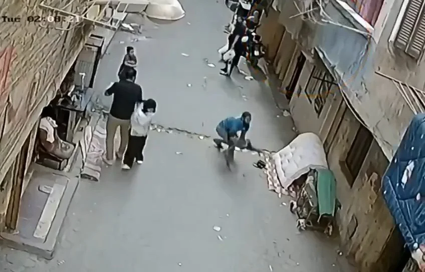 Mısır'da korku dolu anlar! İkinci kattan düşen çocuğu havada yakaladı