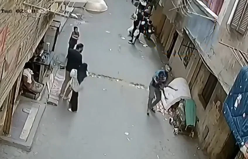 Mısır'da korku dolu anlar! İkinci kattan düşen çocuğu havada yakaladı