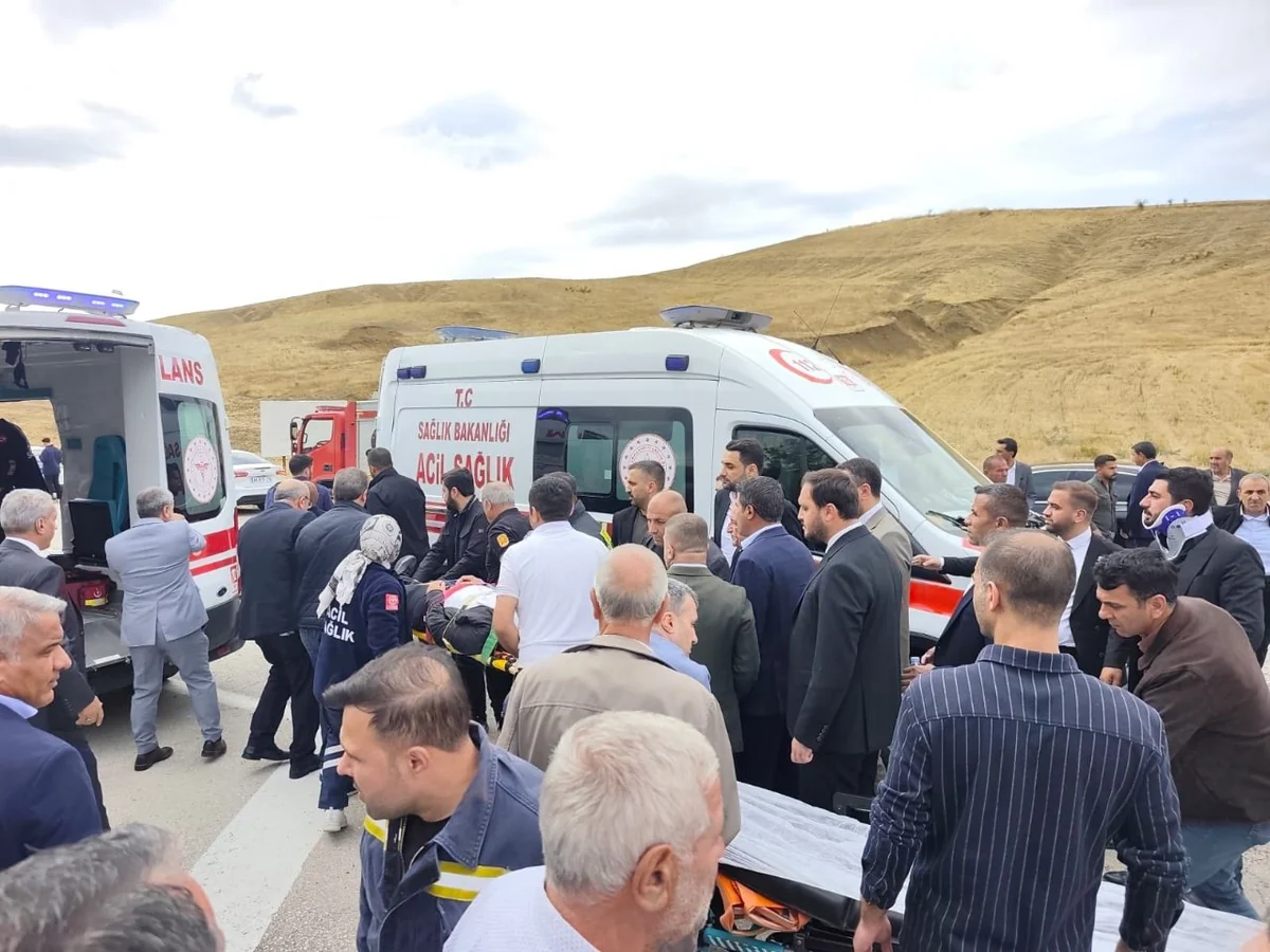 Palu Belediye Başkanı’nın konvoyunda zincirleme kaza: Yaralılara milletvekili müdahale etti