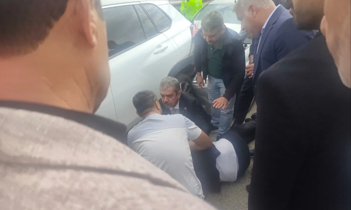 Palu Belediye Başkanı’nın konvoyunda zincirleme kaza: Yaralılara milletvekili müdahale etti