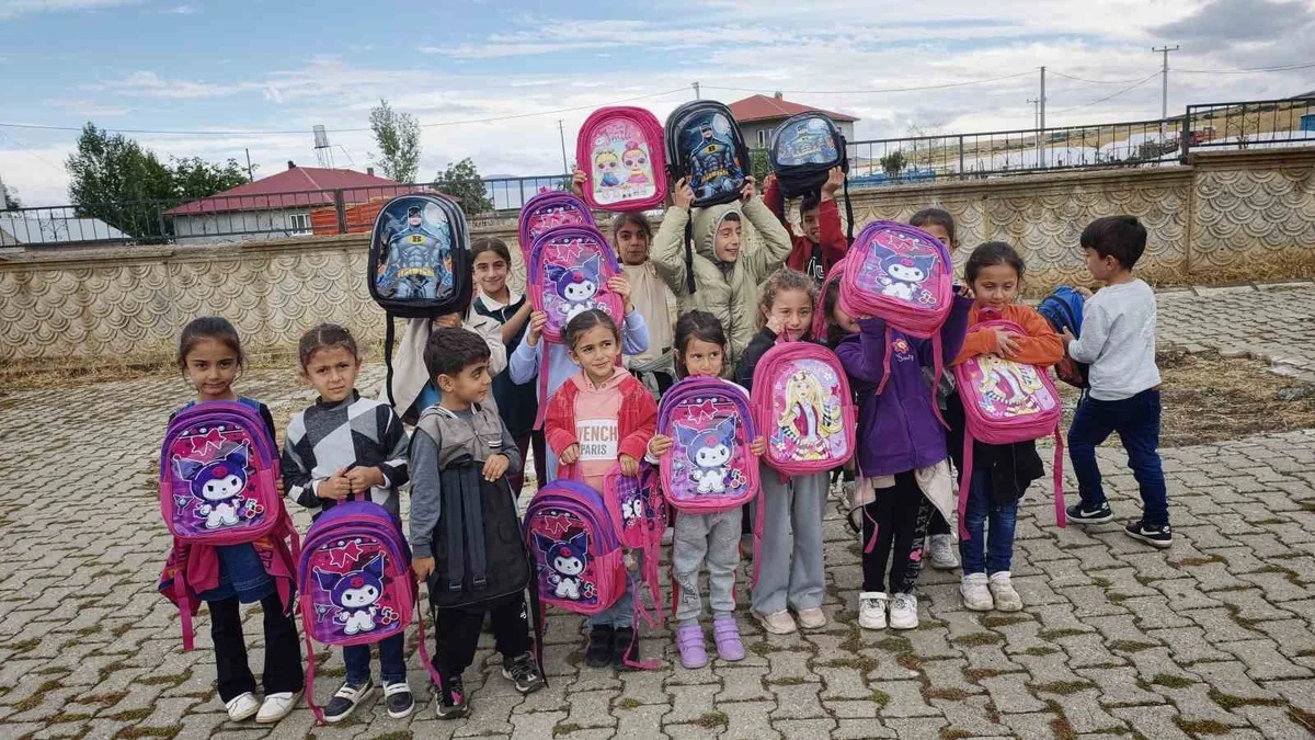 Polis memuru Mustafa Şahin, Muş köylerindeki çocuklara çanta ve kırtasiye ulaştırdı
