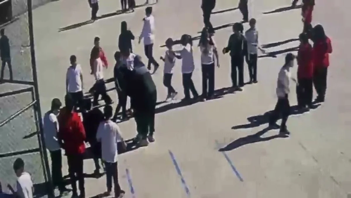 Zonguldak'ta bir öğretmen boğazına yemek kaçan öğrenciyi Heimlich manevrası ile kurtardı