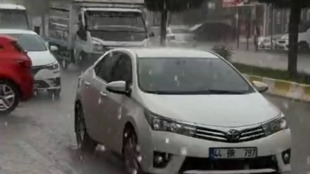Adıyaman Kahta'da şiddetli dolu yağışı! Diyarbakır-Kahta yolu beyaza büründü