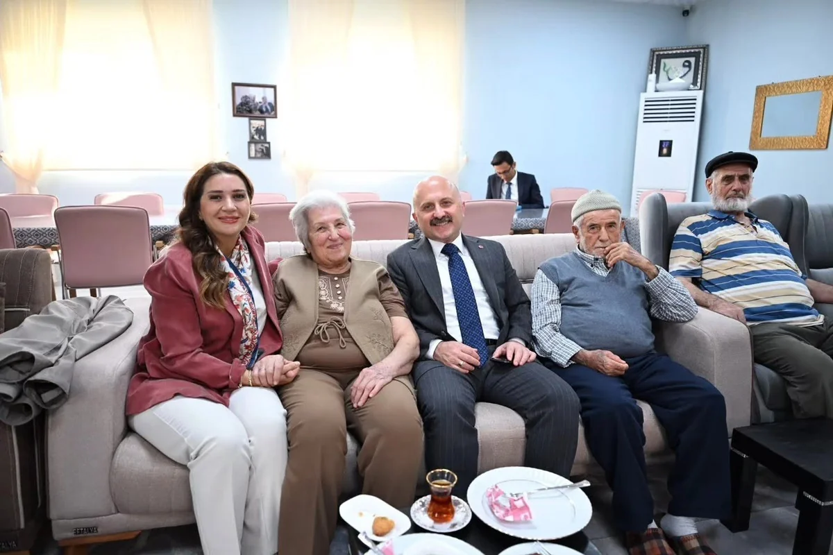 Aydın Valisi Varol, eşiyle yaşlı bakım merkezini ziyaret edip çınarlarla sohbet etti