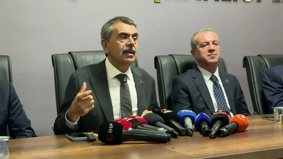 Bakan Tekin, Başakşehir'de okul saldırısında yaralanan öğrencinin öldüğünü bildirdi