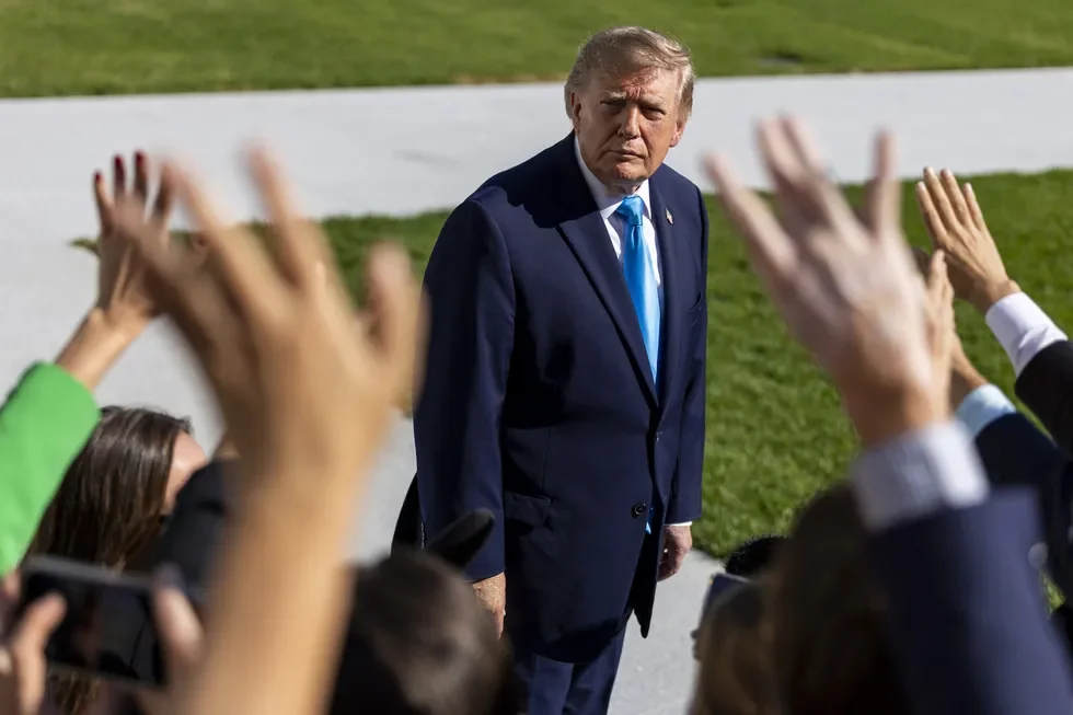 Beyaz Saray'a göre Trump, kırmızı dizelin kara yollarında geçici kullanımına izin verirken federal tüketim vergisinin ödenmesini de erteledi. (Foto: EPA)