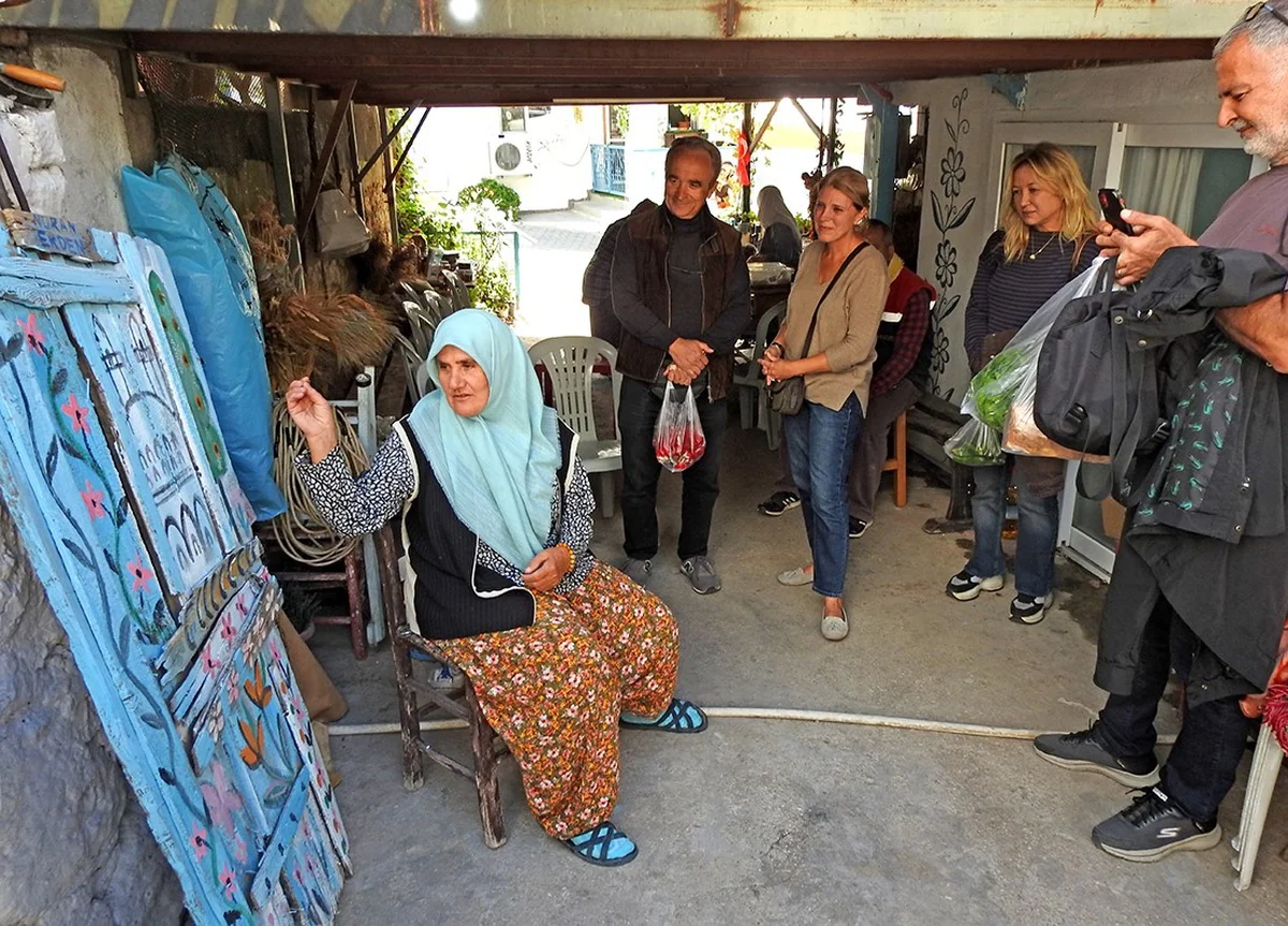 Çeşme Germiyan'da Nuran Erden eski dam kapısını servi motifleriyle sanata dönüştürdü
