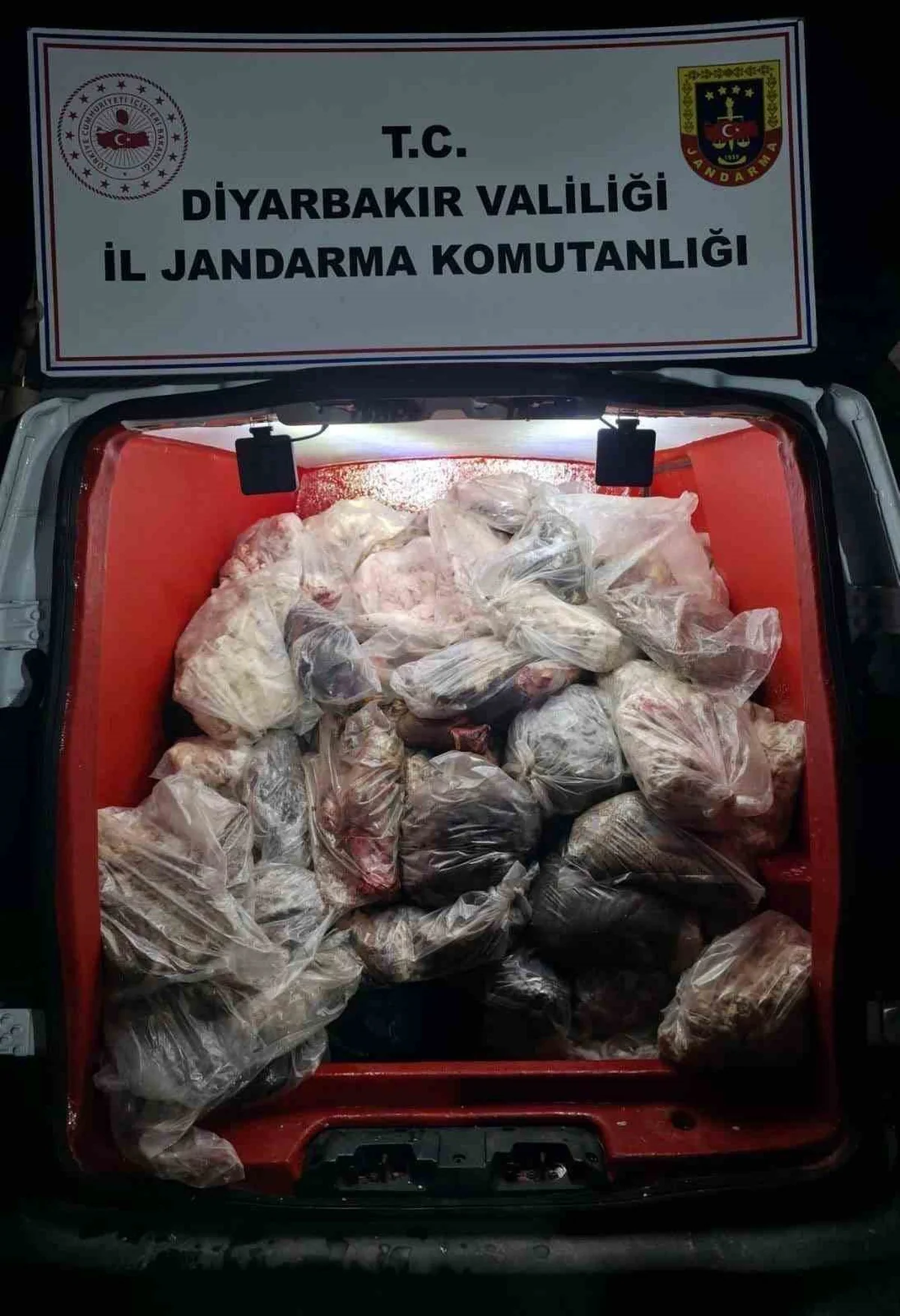 Diyarbakır Çınar'da 820 kilo sağlığa elverişsiz iç yağ ve sakatat ele geçirildi