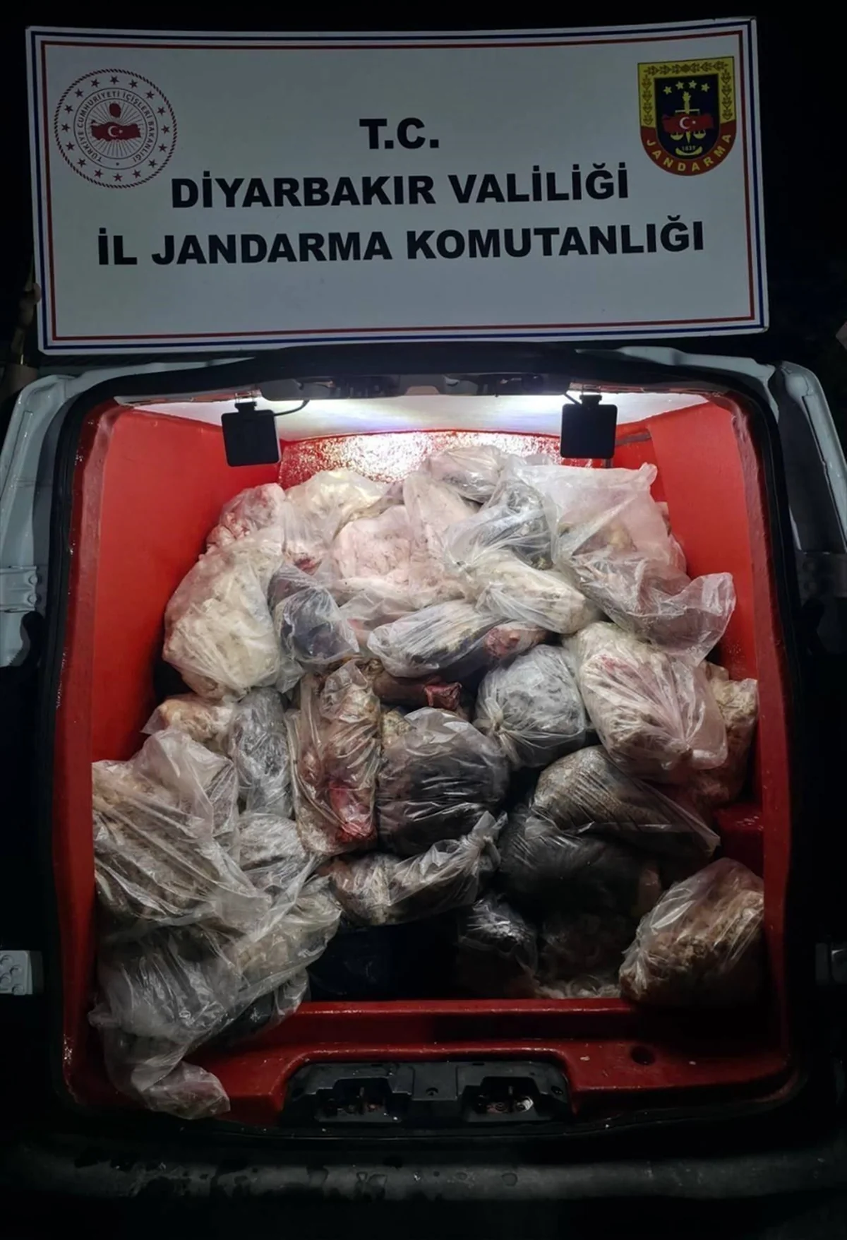 Diyarbakır Çınar'da araçta sağlıksız 820 kilogram sakatat ele geçirildi
