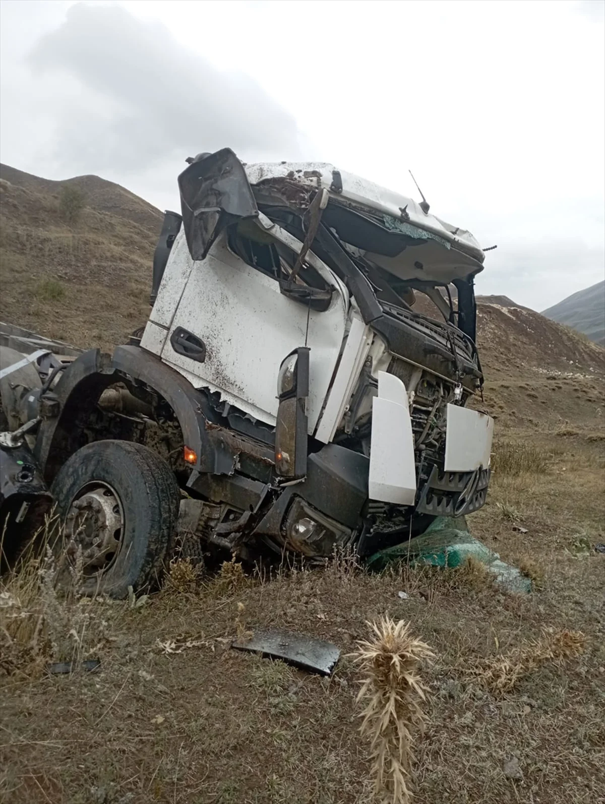 Erzurum Tekman'da hafriyat kamyonu şarampole devrildi, sürücü hayatını kaybetti