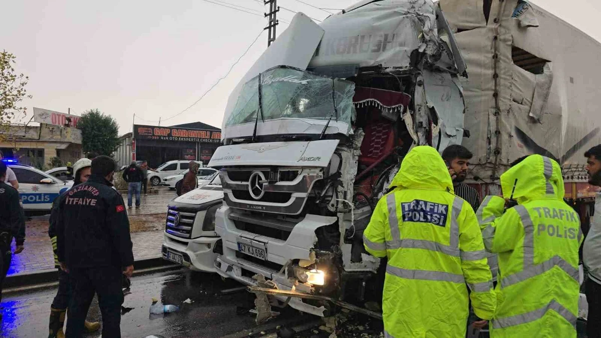 Gaziantep Nizip'te 2 tır ile minibüsün karıştığı zincirleme kazada 2 kişi yaralandı