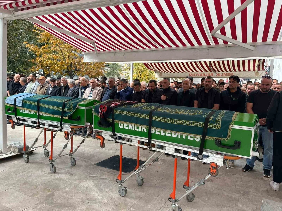 Gemlik'te evlerinde cinayete kurban giden Kara çifti son yolculuğuna uğurlandı